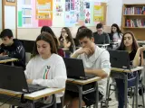 Alumnos de 4º de la ESO del Colegio la Mercè de Martorell realizando las pruebas PISA en 2018.