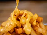 Salsa de queso cheddar y patatas fritas