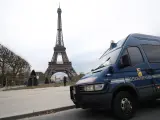 Un coche de la Policía francesa junto a la Torre Eiffel el día del atentado.