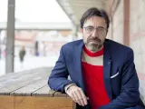 El actor y director Israel Elejalde frente a las Naves del Español en Matadero