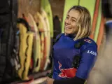 La surfista Laura Coviella preparándose para las olas de Nazaré.