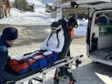 Marta Díaz vuelve de urgencias a España tras romperse el ligamento esquiando.