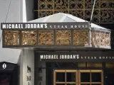 Fachada del restaurante Michael Jordan's Steak House en el centro de la ciudad de Chicago, Estados Unidos