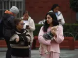 Personas permanecen fuera de sus hogares después de escuchar la alerta sísmica hoy, en la Ciudad de México (México).