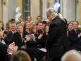 El autor noruego, dramaturgo y galardonado con el Premio Nobel de Literatura 2023, Jon Fosse, recibe los aplausos del público tras su conferencia en la Academia Sueca en Estocolmo, Suecia, el 7 de diciembre de 2023, antes de la ceremonia de entrega de los Premios Nobel el 10 de diciembre.