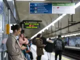 Un grupo de personas esperando en un andén de Metro de Madrid.