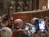 El actor Johnny Depp lleva a hombros el ataúd de su amigo Shane MacGowan a la salida de su funeral.