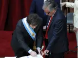 El presidente de Argentina, Javier Milei, firma en el libro de honor tras jurar el cargo.