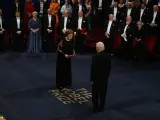 La bioquímica húngara Katalin Karikó recibe el Premio Nobel de Medicina 2023 de manos del rey Carlos Gustavo de Suecia durante la ceremonia de entrega de los Nobel 2023 en la Sala de Conciertos de Estocolmo, Suecia.