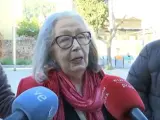 La madre de Itziar Castro atiende a los medios de comunicación a su llegada al velatorio de su hija en la Sala Pal·ladius de Pallejà.