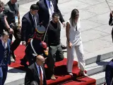 El presidente ucraniano, Volodimir Zelenski, abandona el Congreso de la Nación de Buenos Aires para asistir al discurso de Javier Milei desde las escalinatas del edificio.