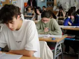 Alumnos de un instituto realizan un examen.