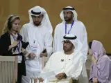 El presidente de la COP28, el Sult&aacute;n al-Jaber (en el centro), junto a miembros de la delegaci&oacute;n de Emiratos &Aacute;rabes Unidos.