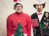 Dos hombres lucen su prenda navideña.