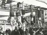 El cuerpo sin vida de Benito Mussolini junto al de su amante Claretta Petacci y otros líderes fascistas fusilados, expuesto en Milán el 29 de abril de 1945.