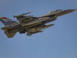Un avión de combate F-16C Fighting Falcon de la Fuerza Aérea de los Estados Unidos despega para realizar operaciones rutinarias en la Base Aérea de Kunsan, Corea del Sur.