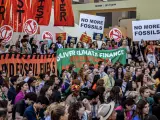 Activistas climáticos exigen eliminar el uso de combustibles fósiles durante la COP28 que debería haber terminado este martes.