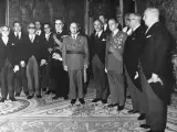Francisco Franco (c), junto al almirante Luis Carrero Blanco (i), asisten junto a otros miembros del gobierno de la época a un acto oficial en el Palacio de El Pardo, residencia oficial del Caudillo en 1973.