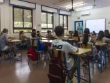 Alumnos del CEIP Escritor Alfonso Grosso durante el primer d&iacute;a de colegio. A 12 de septiembre de 2022, en Sevilla (Andaluc&iacute;a, Espa&ntilde;a).