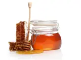 La miel tiene amplias propiedades y su uso se extiende desde la cocina a remedios caseros para la salud.