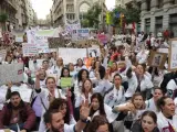 El personal sanitario de Cataluña sale a protestar por el centro de Barcelona para reclamar mejoras laborales.