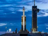 El cohete Falcon Heavy con el avión orbital secreto X-37B a bordo en el Centro Espacial Kennedy de la NASA en Florida.