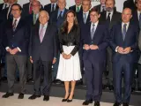 El presidente de Caixabank, José Ignacio Goirigolzarri (2d), la Reina Letizia (c) y el presidente de Fad Juventud, Ignacio Bayón (2i), posan a su llegada a la reunión del Patronato de FAD Juventud, a 12 de diciembre de 2023, en Madrid.