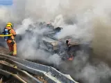 Muere el conductor de un camión frigorífico tras volcar e incendiarse en la A-7 en Valencia