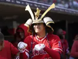 Shohei Ohtani celebra un home run con Los Angeles Angels con un casco de samurái.