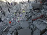 Escombros de un edificio en Gaza tras ataques aéreos de Israel.