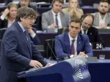 Puigdemont, ante Sánchez en el Parlamento Europeo.