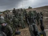 Soldados israelíes se preparan para entrar en la Franja de Gaza.