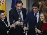 El ministro de Transportes, Óscar Puente, y el presidente de la Generalitat, Carlos Mazón, brindan en Valencia junto a la presidenta de la APV, Mar Chao, y la delegada del Gobierno, Pilar Bernabé.