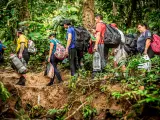 La extensa selva del Darién ocupa más de 5.000 kilómetros y en ella los inmigrantes tienen que atravesar ríos, barrancos, cascadas y numerosas pendientes durante varios días sin parar.