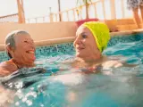 Dos jubiladas en la piscina de un balneario.
