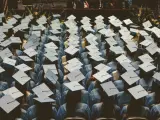 Un acto de graduación en una foto de archivo.