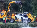 El Lancia Ypsilon sin camuflaje siendo sacado de un rio tras un accidente.