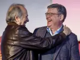 El cantante Joan Manuel Serrat saluda al expresident de la Generalitat Ximo Puig (d), este viernes, tras recibir el galard&oacute;n de honor de UGT-PV.