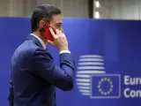 El presidente del gobierno español, Pedro Sánchez, habla por teléfono este viernes durante la última jornada del Consejo Europeo de Bruselas.