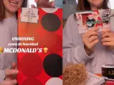 Una trabajadora de McDonald's, en el momento del 'unboxing' de su cesta de Navidad.