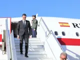 El presidente del Gobierno de España, Pedro Sánchez, baja del avión presidencial Falcon.