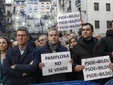 El líder del Partido Popular, Alberto Núñez Feijóo, y la secretaria general del partido, Cuca Gamarra, asisten a la concentración 'Pamplona no se vende', contra la moción de censura.