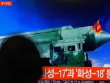 Ciudadanos surcoreanos observan un desfile militar en Corea del Norte