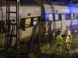 Efectivos intervienen en el choque de dos trenes en Málaga