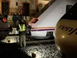 Efectivos trabajando tras el choque de dos trenes en Málaga