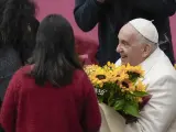 El papa Francisco es recibido con flores el día de su cumpleaños