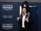 El empresario estadounidense Elon Musk apareció con su hijo a hombros en la fiesta anual del partido de la primera ministra italiana Giorgia Meloni