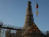 El nuevo gallo dorado es levantado por una grúa para ser instalado en lo alto de la aguja de la catedral de Notre Dame de París.