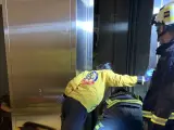 Bomberos rescatan a un trabajador atrapado en el hueco de un ascensor en una imagen de archivo.