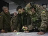 El Presidente de Ucrania, Volodímir Zelenski, junto con parte de su Estado Mayor, mirando un mapa durante su visita a la ciudad de Kupiansk, en Ucrania.